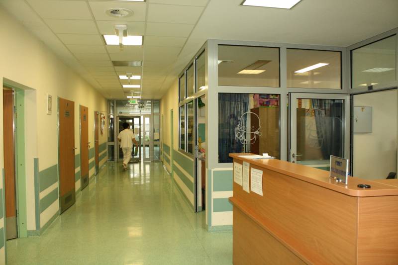 korytarz z prawej lada punktu pielęgniarskiego