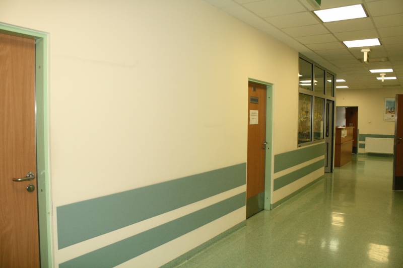 korytarz prowadzący do punktu pielęgniarskiego z boku drzwi do sali