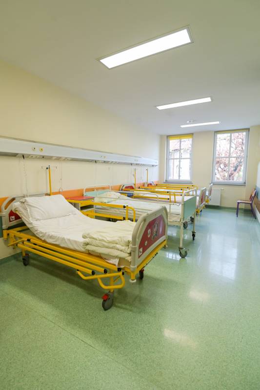 na sali szpitalne cztery puste łóżka