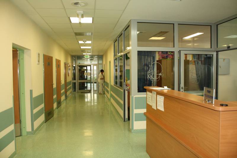 korytarz z prawej lada punktu pielęgniarskiego